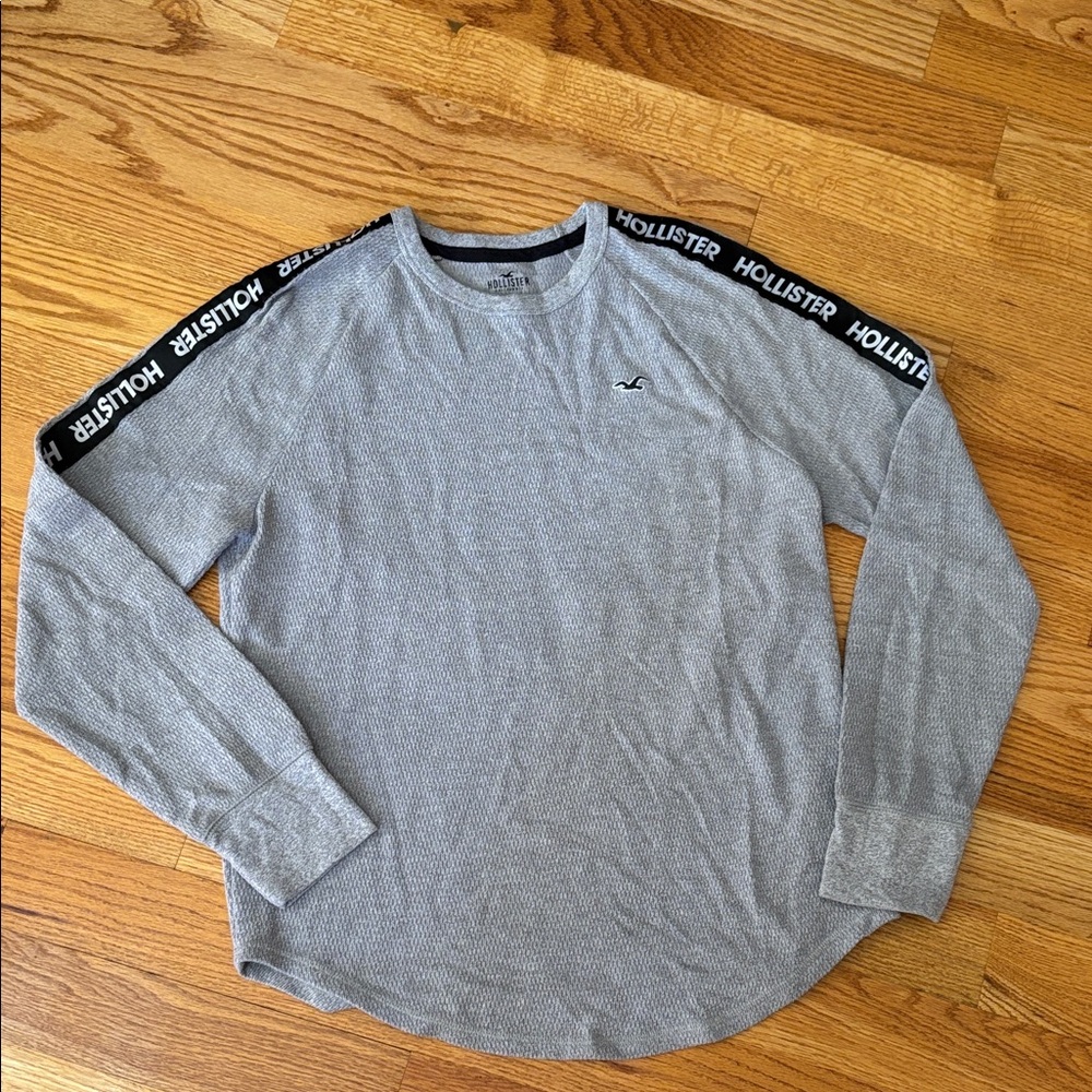 Hollister Men's Gray Long Sleeve Tee with Logo Accents